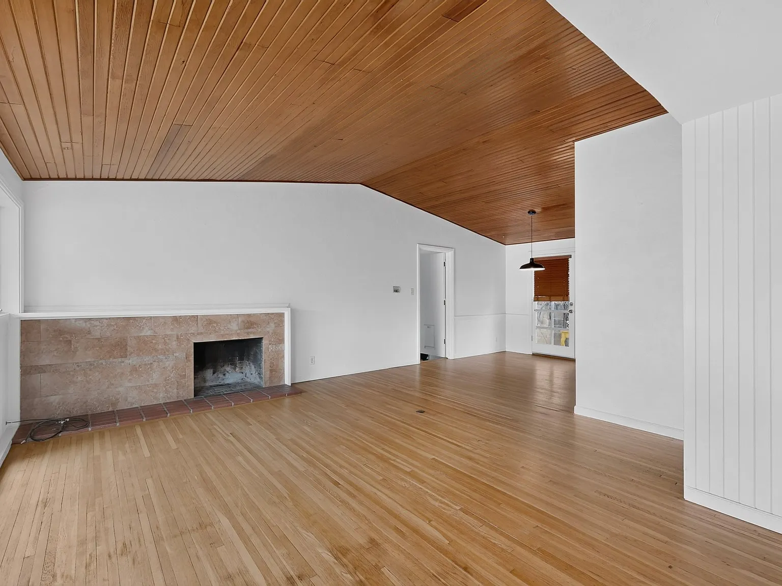 3 bed, 1230 sqft, $2,300 — Photo 2