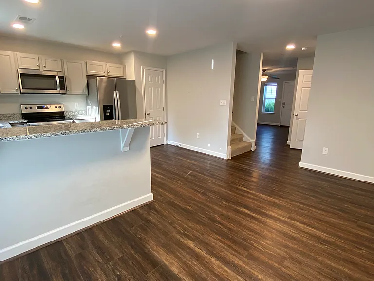 304 Bethune Dr — Photo 3