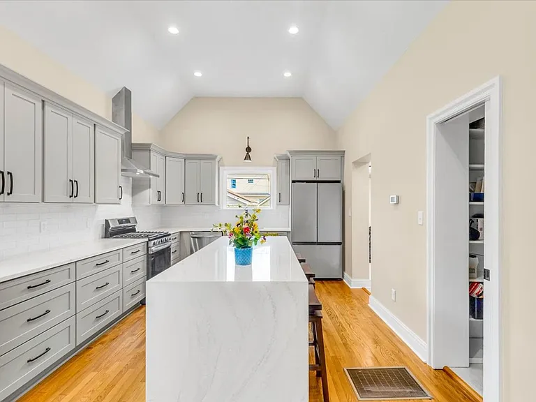 308 E 55th St — Photo 11