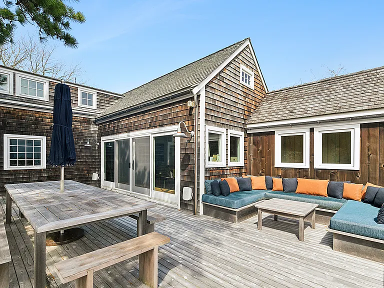 10 Hampton Ln — Photo 17