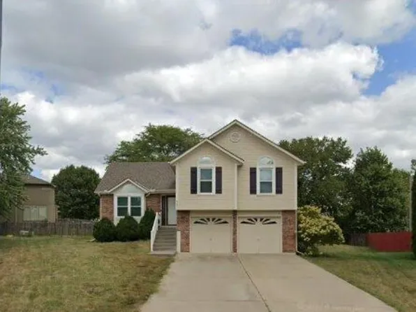 4401 SW Hillside Dr, Lees Summit, MO 64082