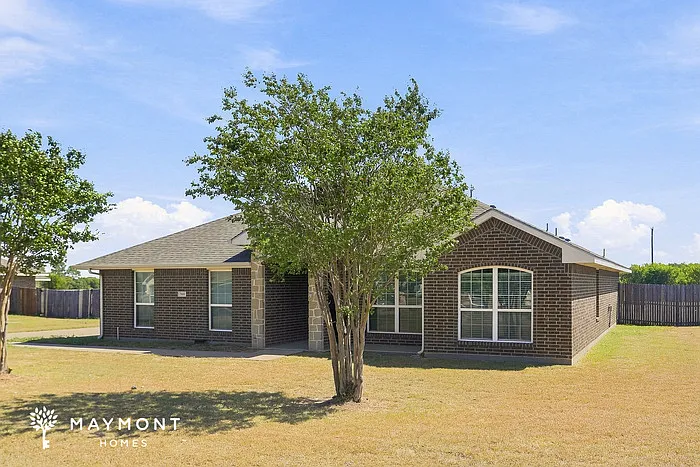 3 bed, 2.0 bath, 1984 sqft, $2,345 — Photo 3