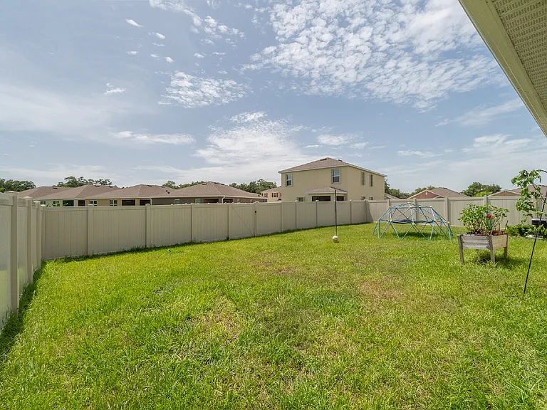 1075 Trinity St — Photo 32