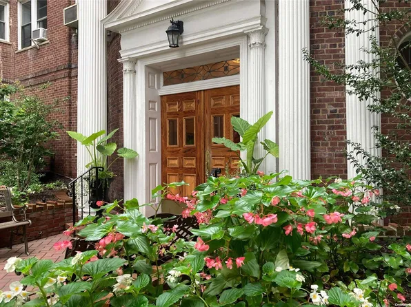 118-11 84th Avenue #209, Kew Gardens, NY 11415