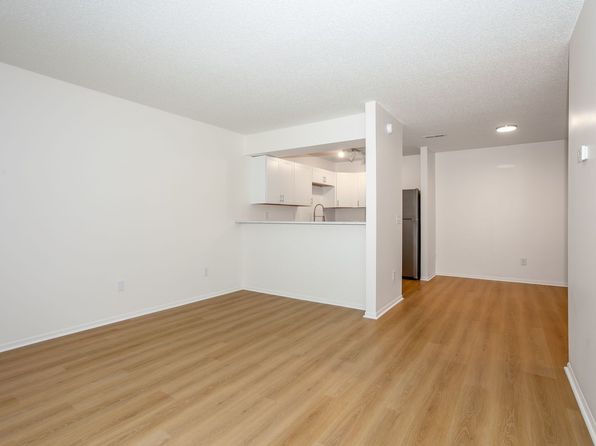 1015 Village Green Ct #978