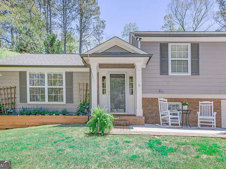 209 Cedar Dr — Photo 3