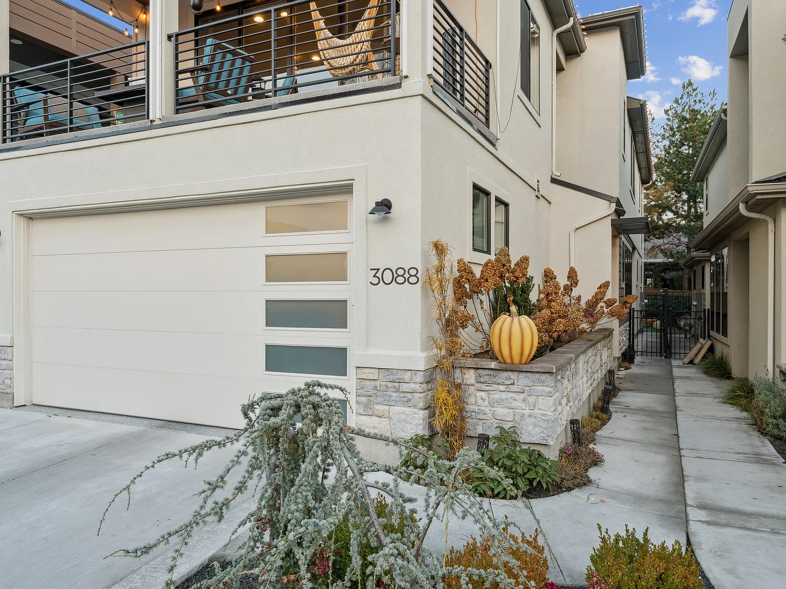 3 bed, 2.5 bath, 2240 sqft, $3,000 — Photo 2