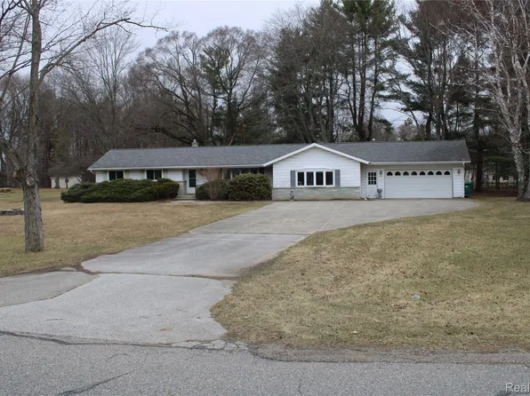 3349 Charmwood Dr, Port Huron, MI 48060