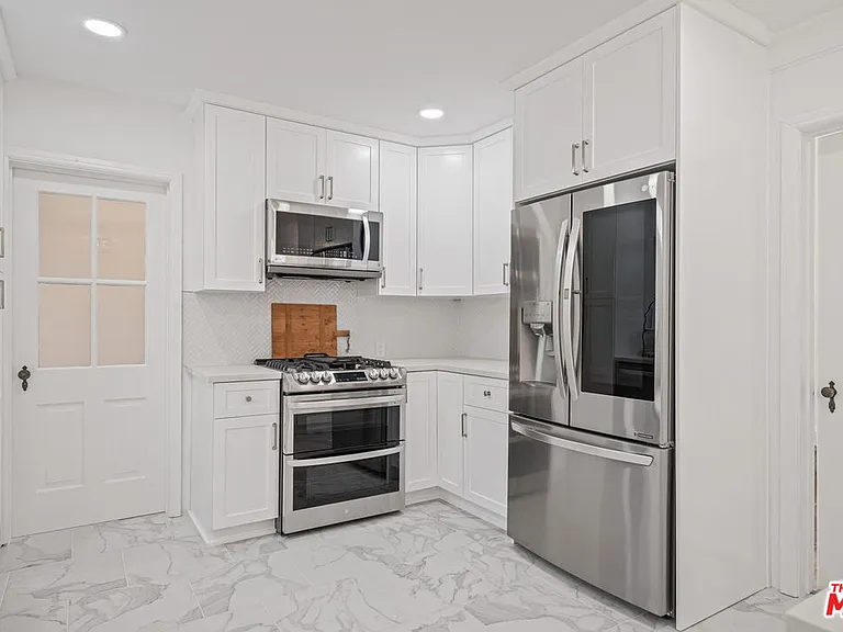 10527 Le Conte Ave — Photo 14