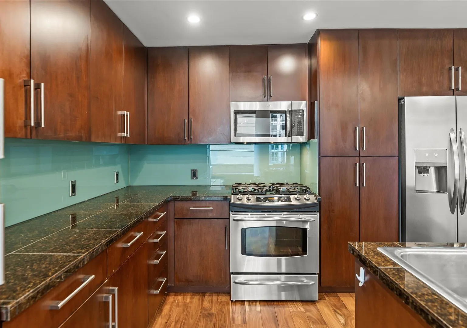 Concierge & Gym Included, 1 bed Denny Triangle condo — Photo 2