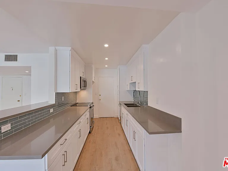 136 S Palm Dr #203 — Photo 3