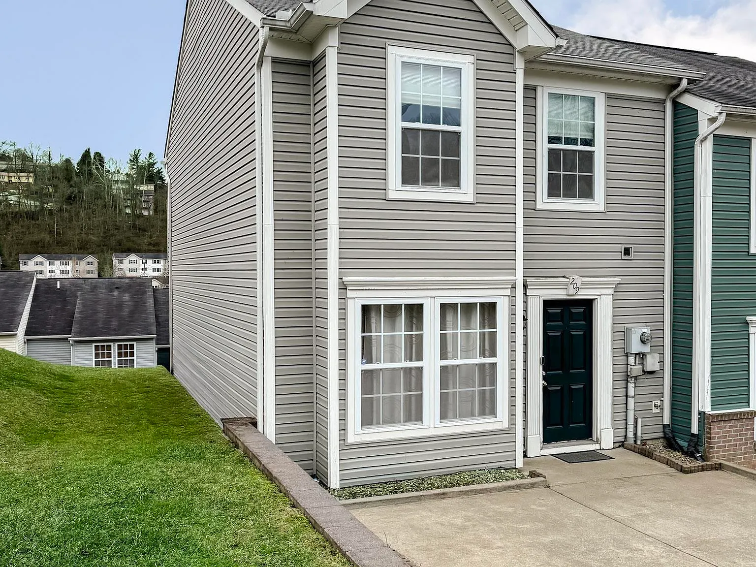 3 bed, 2.5 bath, $2,000 — Photo 2