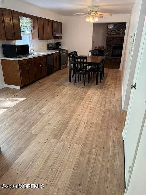6 bed, 2.5 bath, 2804 sqft, $4,150 — Photo 2