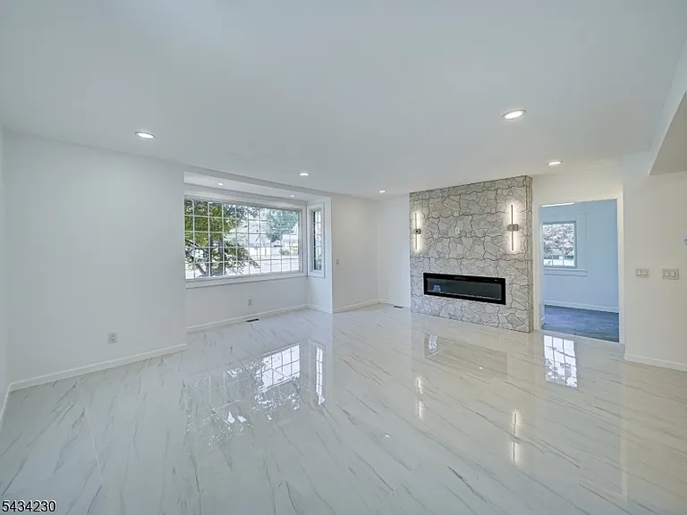 217 Heywood Ave — Photo 3