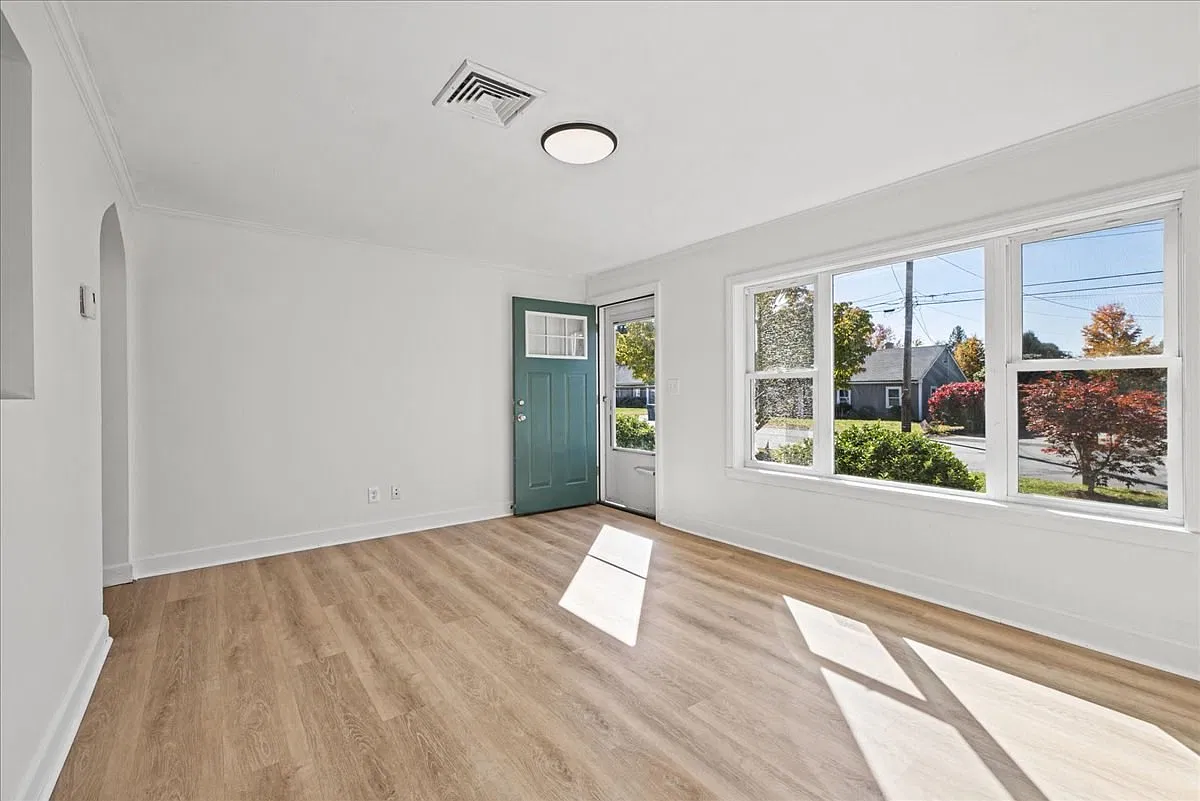 3 bed, 1.0 bath, 1272 sqft, $3,600 — Photo 4