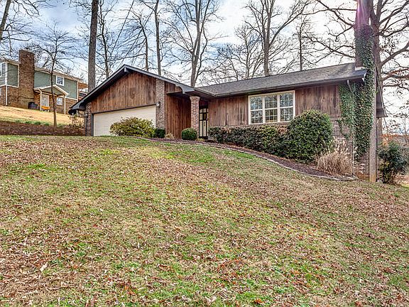 2nd image of 927 Oxford Hills Dr