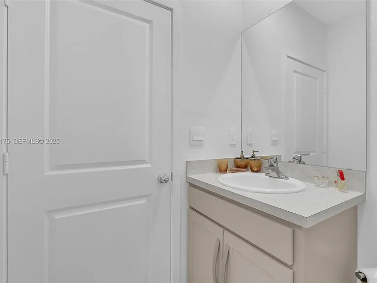 504 NE 1st Dr #504 — Photo 33