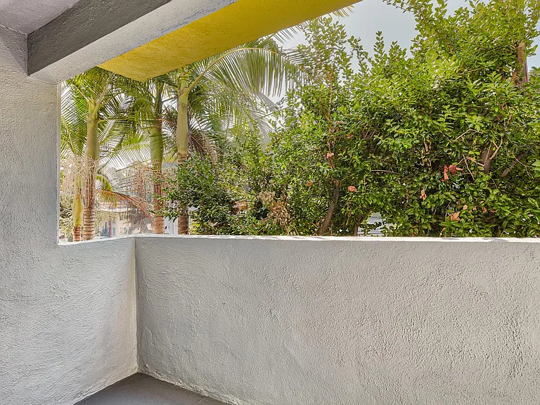 Chateau Los Feliz — Photo 4