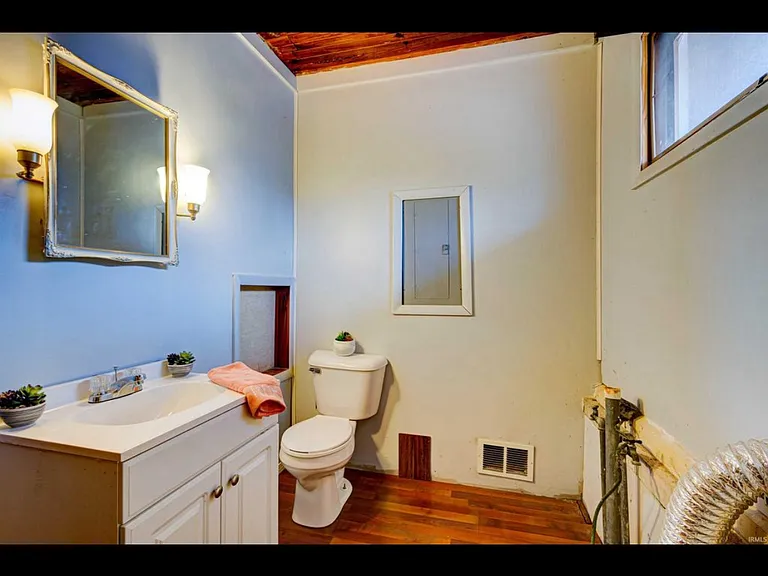 212 Westwood Dr — Photo 2