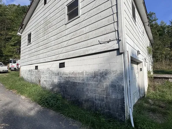 220 Roberts Holw, Flatgap, KY 41219