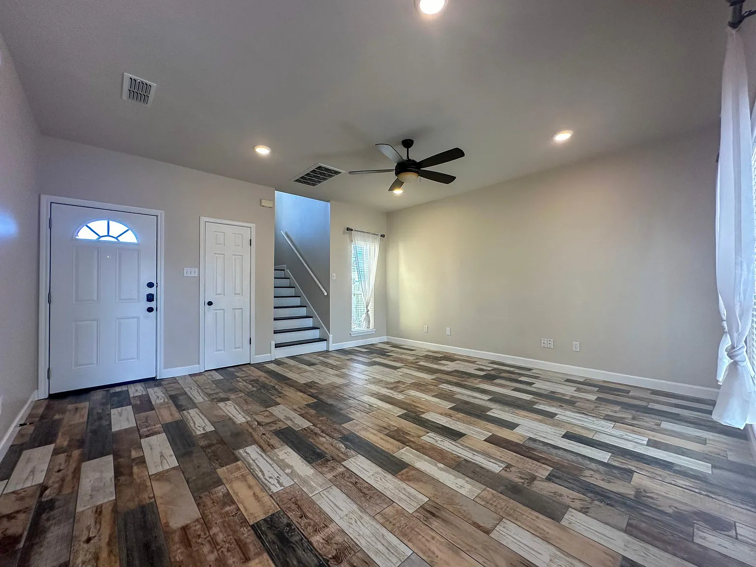 2 bed, 2.5 bath, 1250 sqft, $2,500 — Photo 2