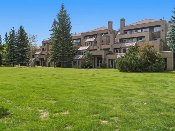 215 E Village Ter SW #10, Calgary, AB T3H 2L4