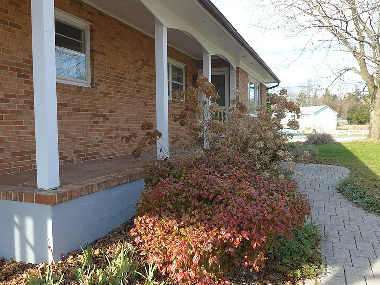 93 Great Lake Dr — Photo 2