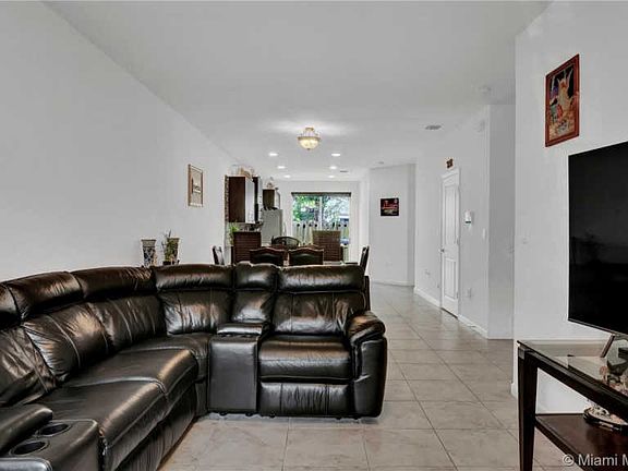 4th image of 1463 SE 26th Ave #1463