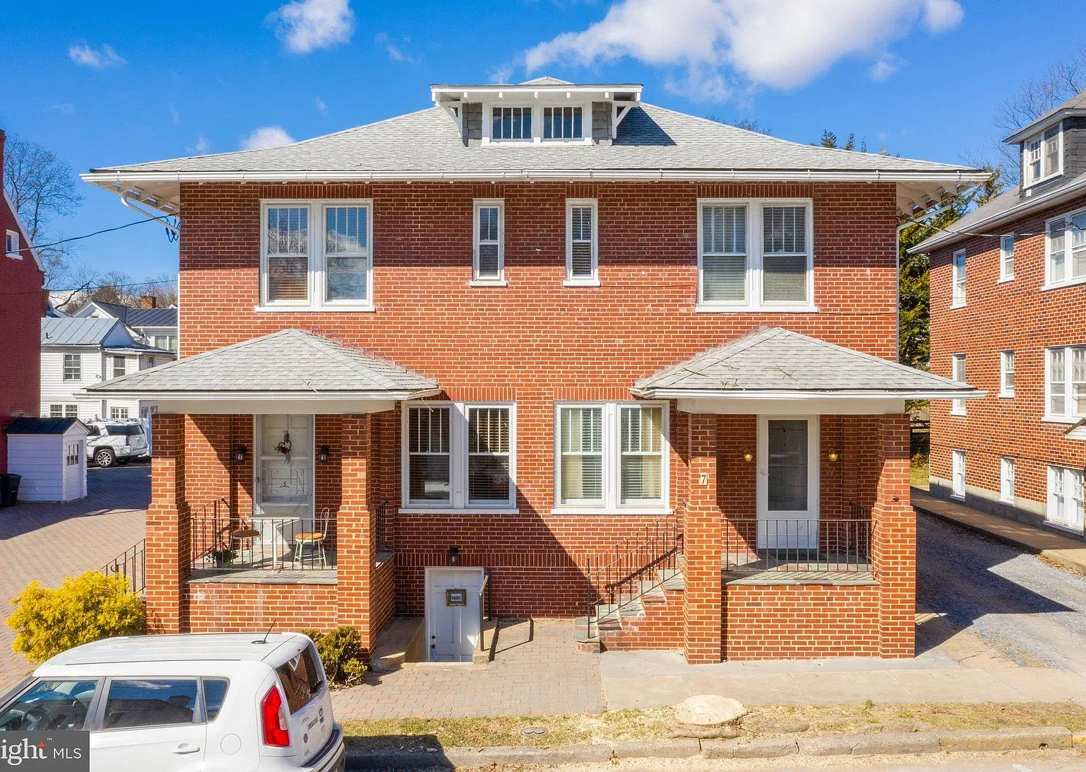 3 bed, 1.5 bath, 1359 sqft, $2,300 — Photo 1