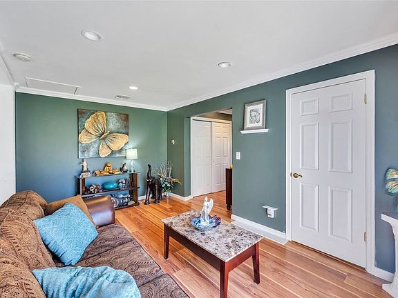 5th image of 293 Hoffman Ln