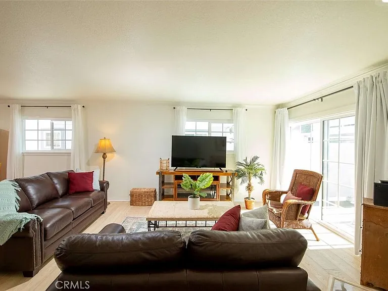 7310 Balboa Blvd #F — Photo 2
