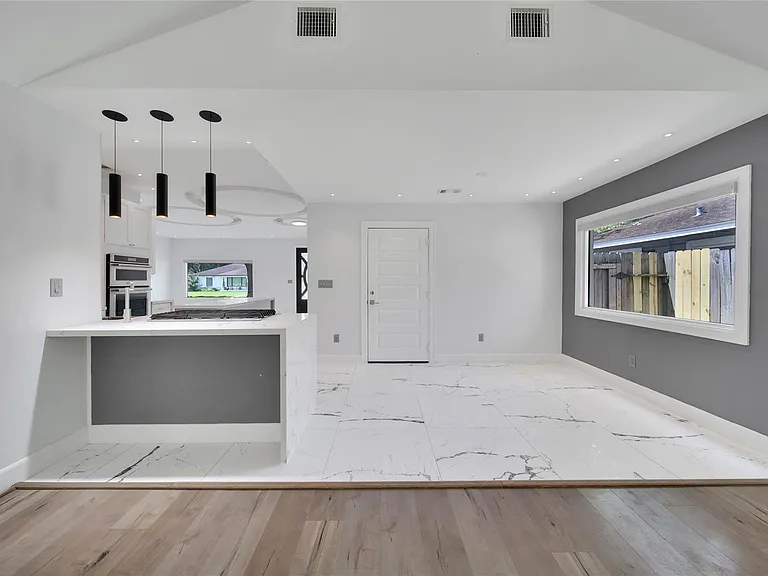 2206 Saxon Dr — Photo 8