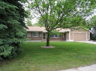 17853 Cherokee Dr, Spring Lake, MI 49456