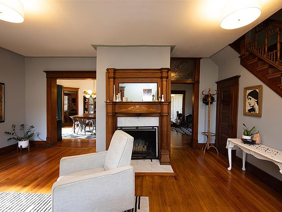 3rd image of 1001 W Grand Ave