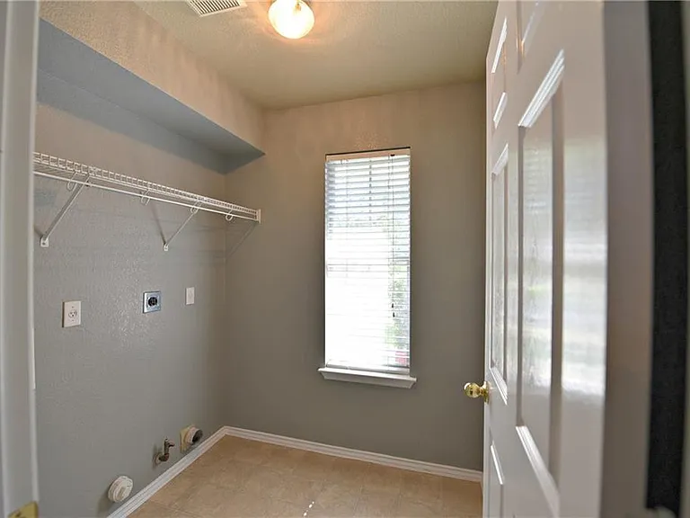 2813 Greenlee Dr — Photo 8