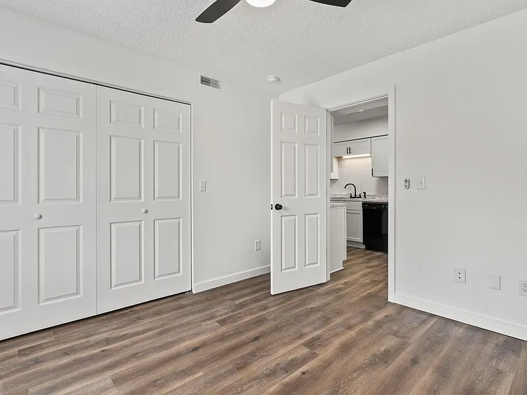 Southcreek Apartments — Photo 22