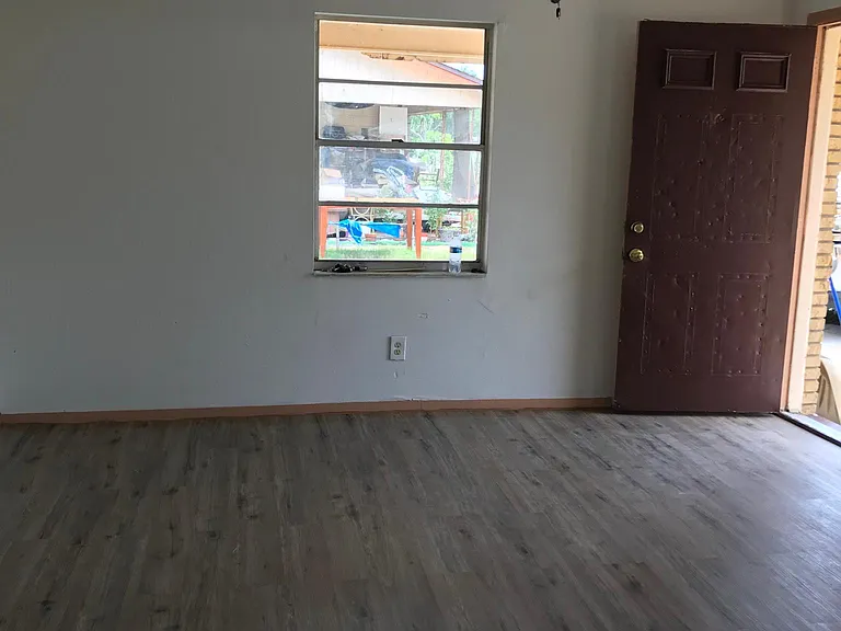 111 Sharon Ave — Photo 17