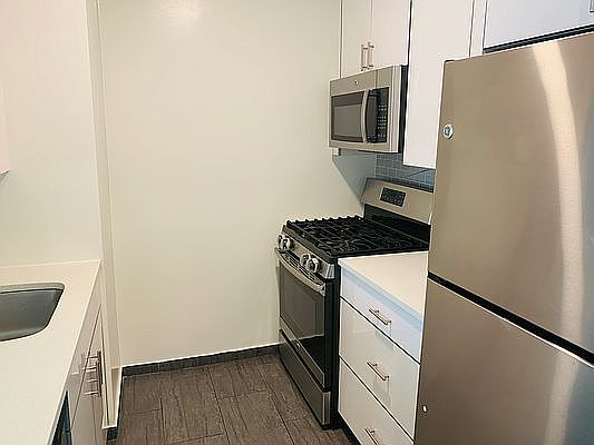 4th image of 520 W 43rd St APT 29J