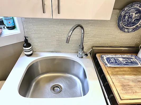 Rented by Safdie Realty Group | media 18