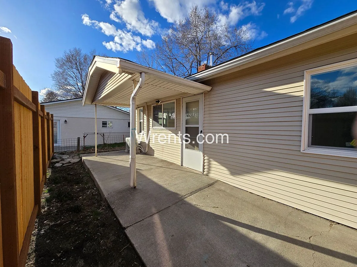 Building Photo - 1327 E Bridgeport Ave