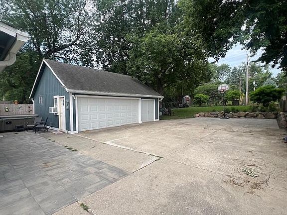 5th image of 1611 Douglas Ave