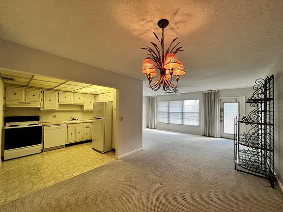 3rd image of 207 Wellington Dr E #M