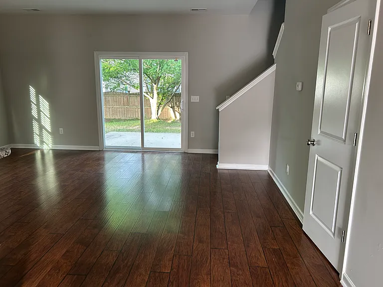 529 Finnegan Ln — Photo 4