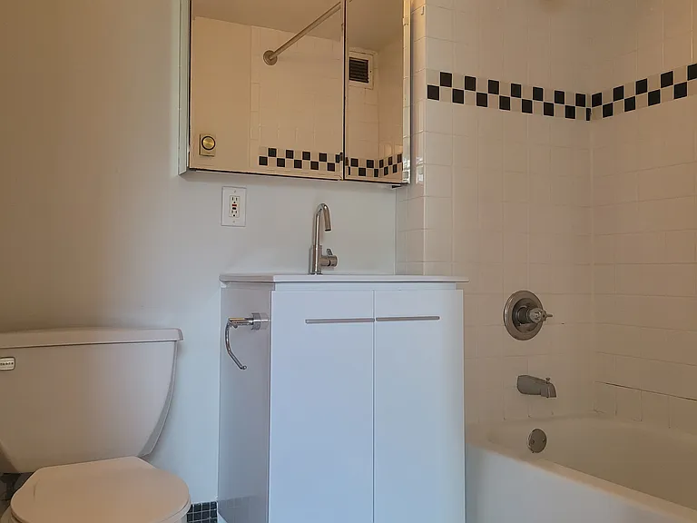 225 E 6th St #7B — Photo 7