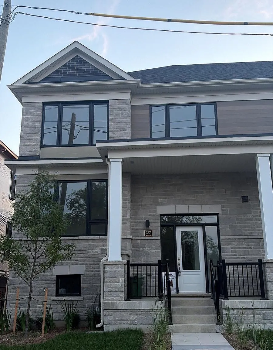 4 bed, $2,800 — Photo 1