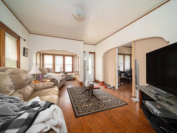 4th image of 3046 N Oakland Ave #3