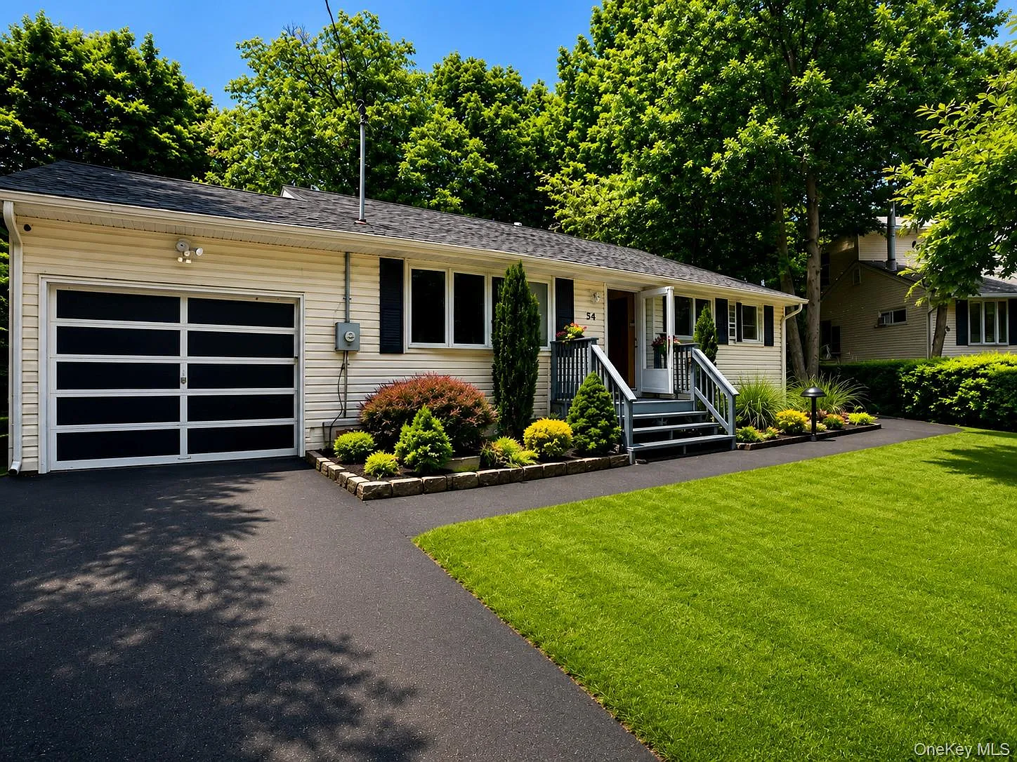 3 bed, 1.0 bath, 981 sqft, $4,200 — Photo 3