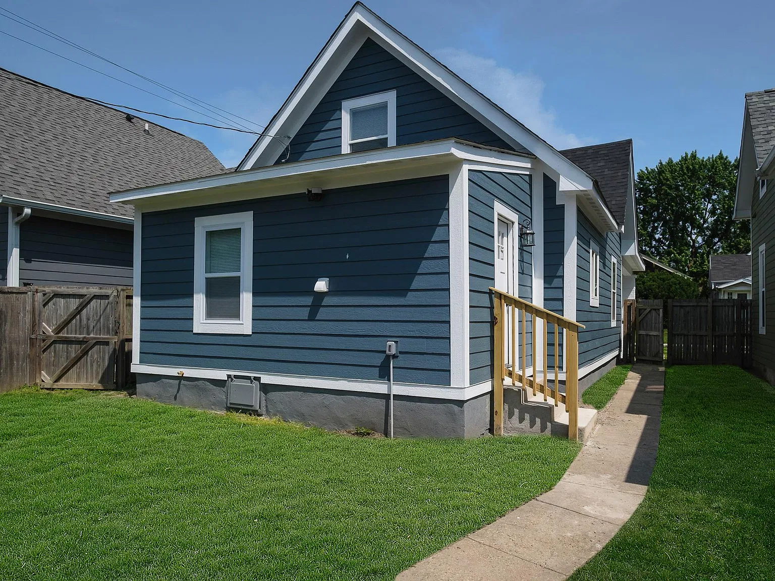 523 Lincoln St — Photo 2