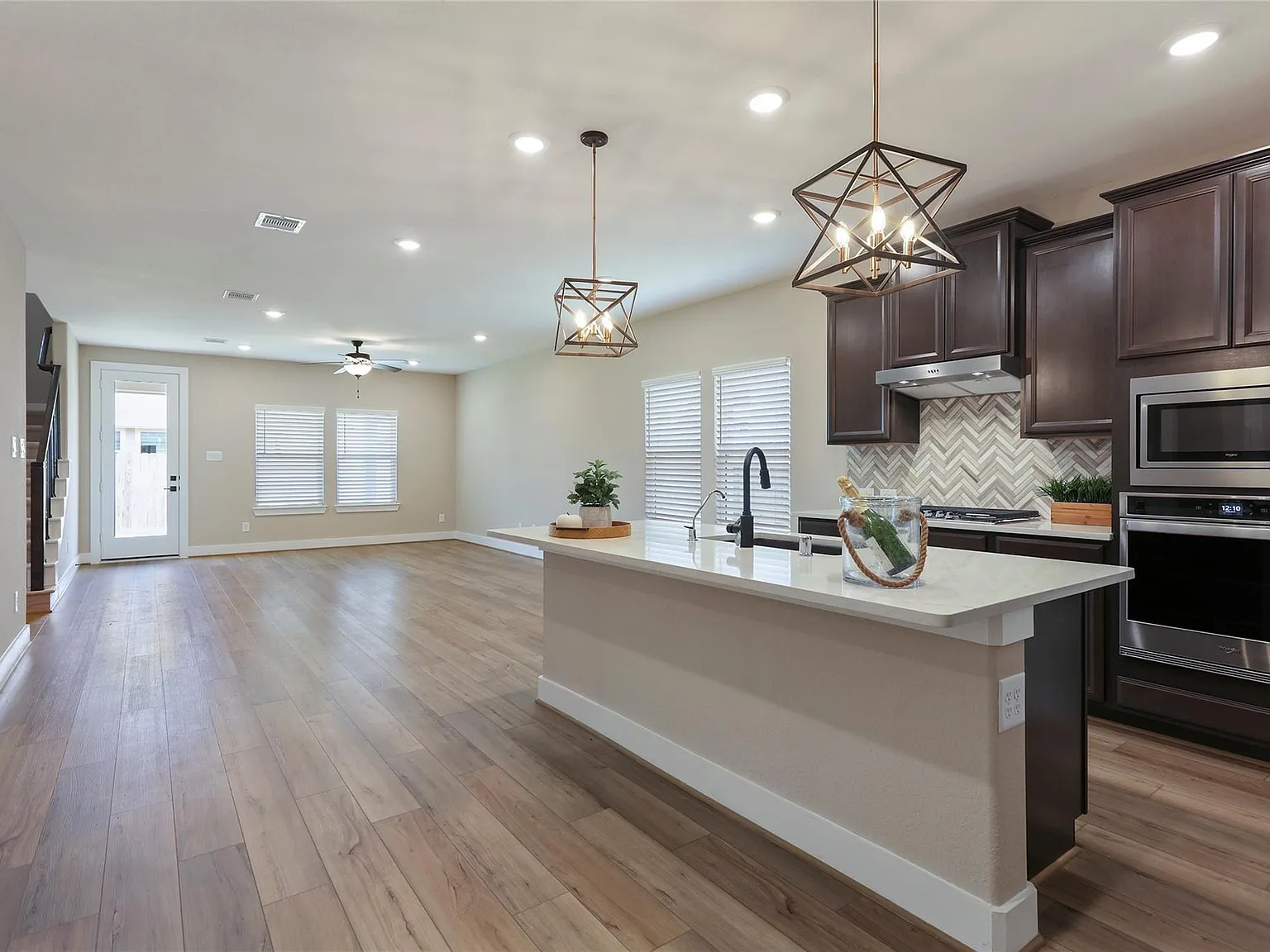 4 bed, 3.5 bath, 2425 sqft, $3,500 — Photo 4