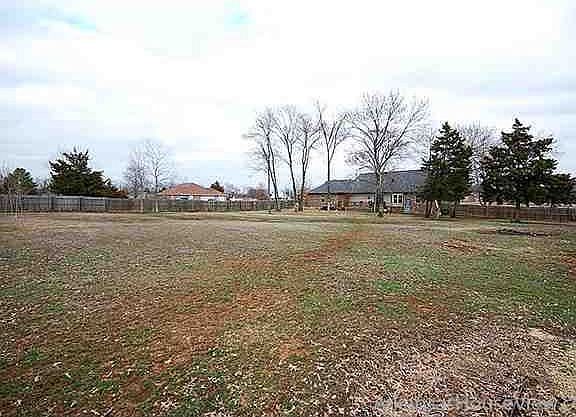 4th image of 40 Northlake Dr